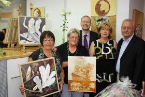 Marion Hansen-Strandgaard und Ulla-Möllemann-Stötzel mit Dr. Helge Straatman, Inga Straatman und Dr. Wolfgang Straatman bei der Ausstellungseröffnung.